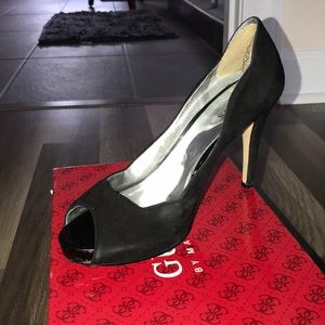 Guess Sz 6.5 black suede peep toe shoe
